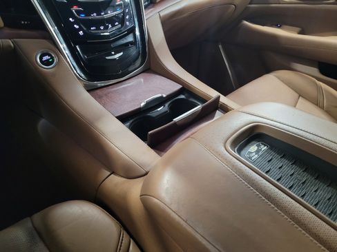 Used 2015 Cadillac Escalade ESV Platinum AWD/4WD image 26