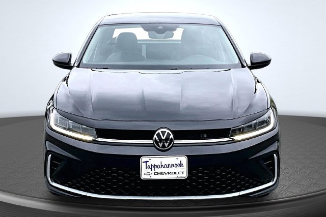 Used 2025 Volkswagen Jetta SE FWD image 2
