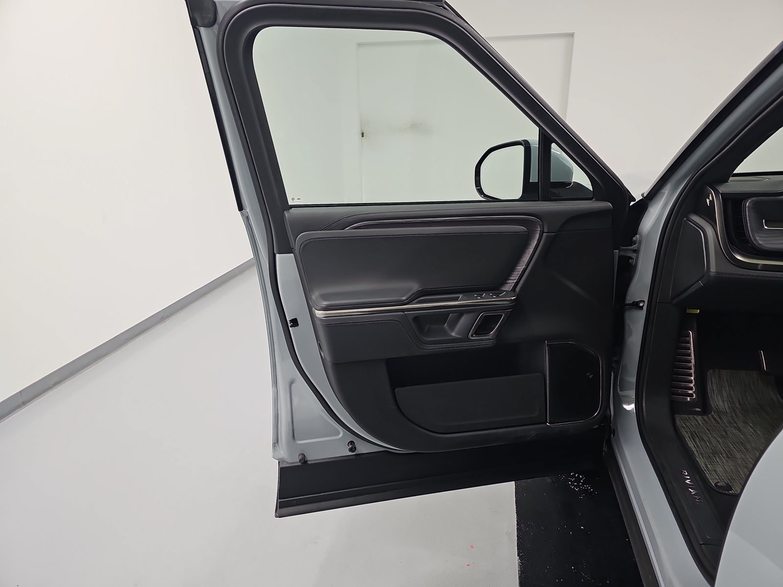 Used 2024 Rivian R1T Adventure Dual AWD/4WD image 16
