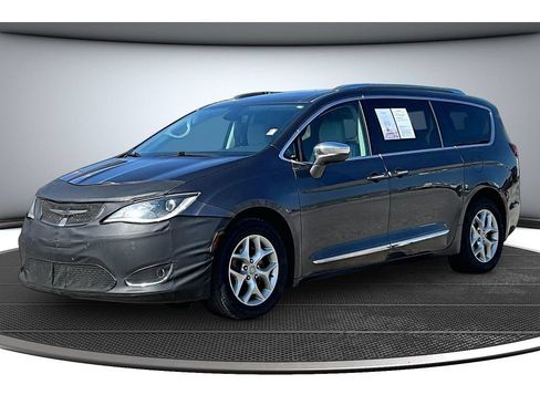 Used 2020 Chrysler Pacifica Limited FWD image 16