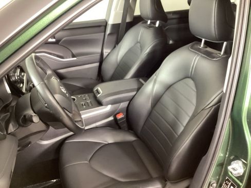 Used 2023 Toyota Highlander XLE AWD/4WD image 13