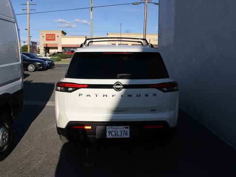 Used 2022 Nissan Pathfinder SV image 5
