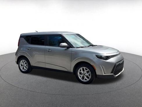 Used 2025 Kia Soul LX w/ LX Technology Package FWD image 2