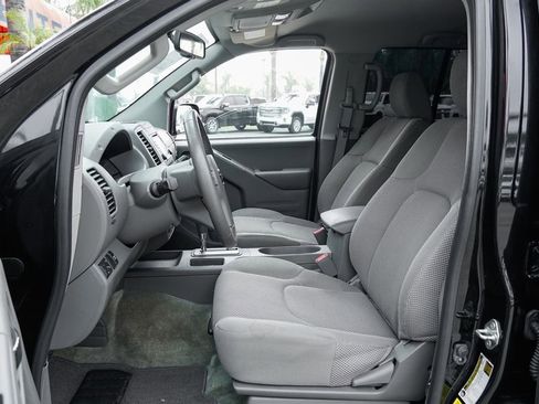Used 2017 Nissan Frontier SV w/ SV Value Truck Package RWD image 17