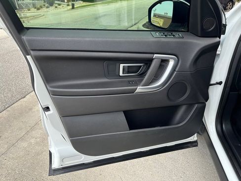 Used 2019 Land Rover Discovery Sport SE image 9