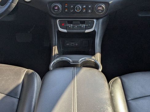 Used 2024 GMC Terrain SLT image 19