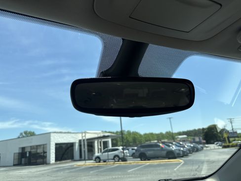 Used 2023 Chrysler Pacifica Touring-L FWD image 27