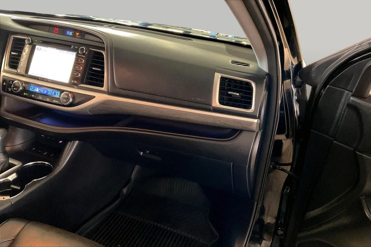 Used 2017 Toyota Highlander Limited AWD/4WD image 17