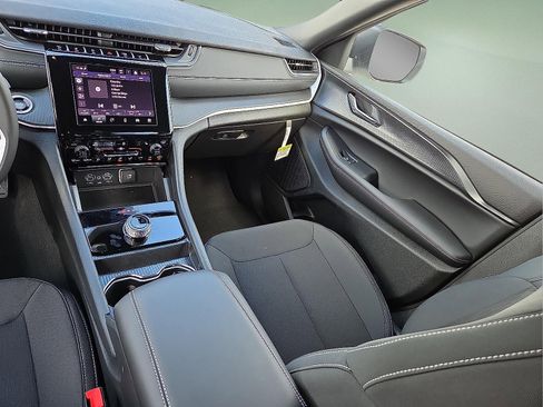 New 2025 Jeep Grand Cherokee L Laredo w/ Luxury Tech Group I image 13