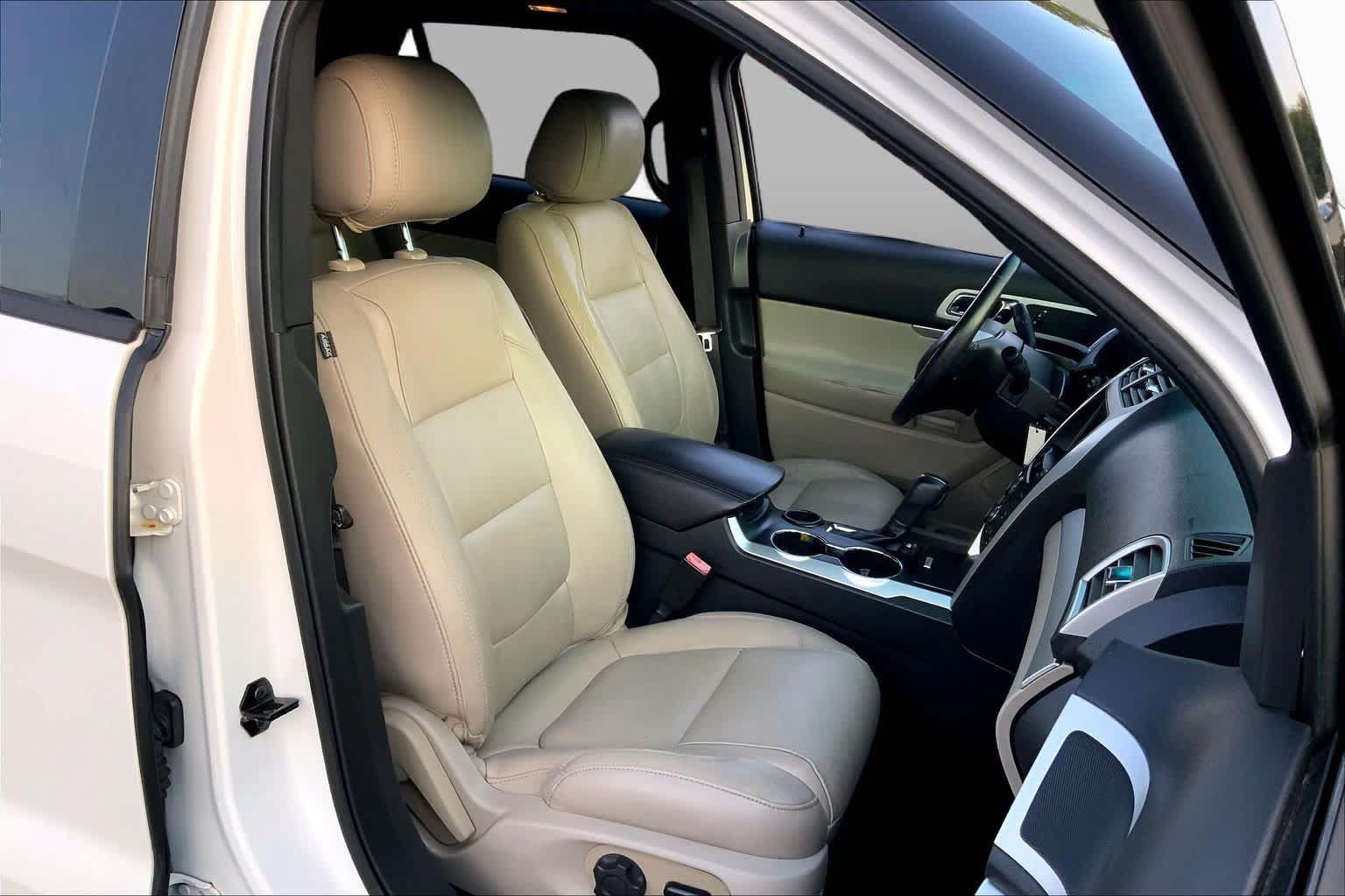 Used 2015 Ford Explorer XLT w/ Equipment Group 202B FWD image 9
