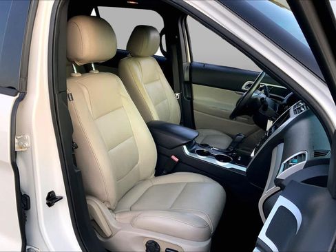 Used 2015 Ford Explorer XLT w/ Equipment Group 202B FWD image 9