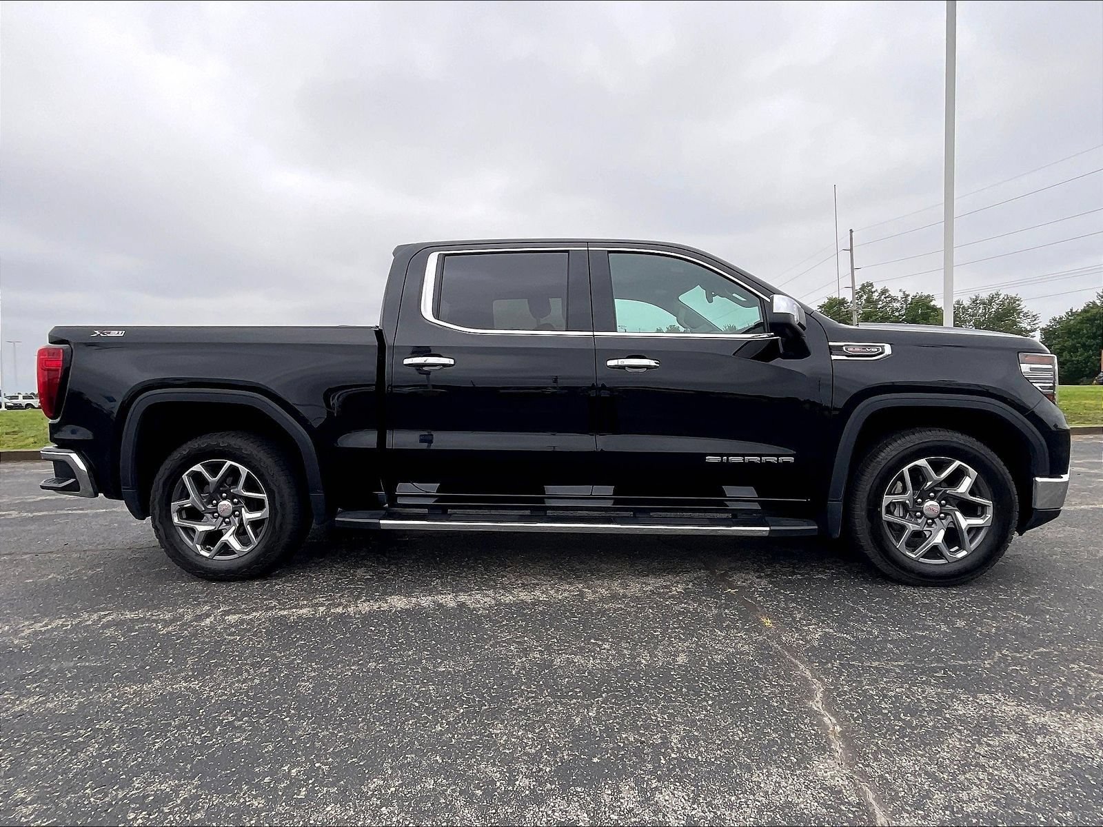 Used 2022 GMC Sierra 1500 SLT w/ SLT Premium Plus Package AWD/4WD image 4
