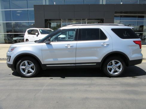 Used 2017 Ford Explorer XLT w/ Equipment Group 202A AWD/4WD image 3