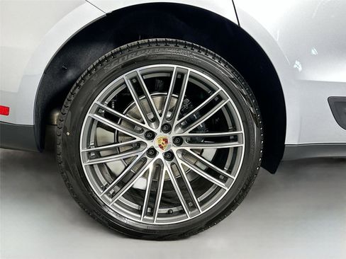 Certified 2026 Porsche Macan AWD/4WD image 13