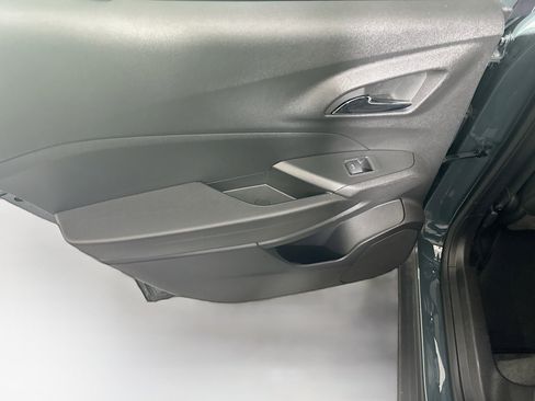 Used 2025 Chevrolet Trax LT FWD image 25