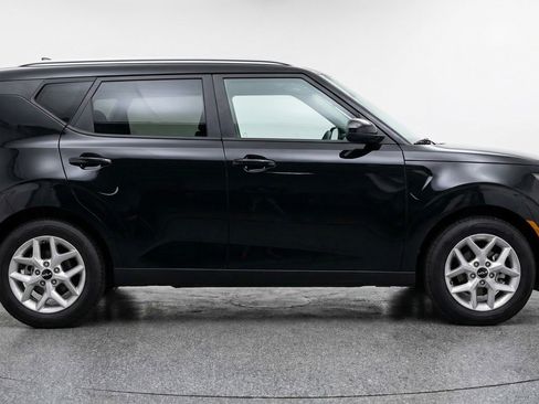 Used 2025 Kia Soul LX w/ LX Technology Package FWD image 11