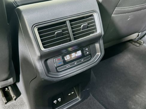 Used 2025 Volkswagen Atlas SE image 27