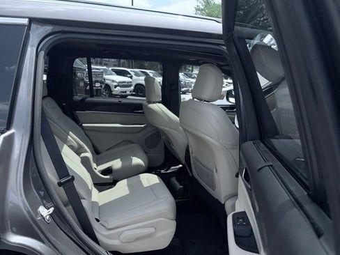 Used 2023 Jeep Grand Cherokee L Limited w/ Luxury Tech Group II AWD/4WD image 34