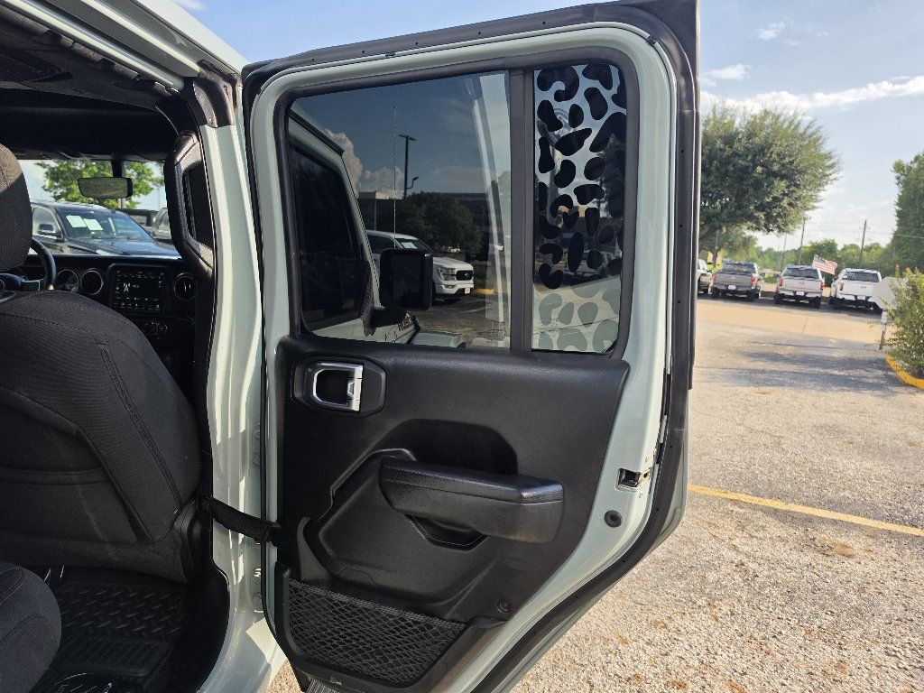 Used 2023 Jeep Wrangler Unlimited Rubicon w/ Cold Weather Group AWD/4WD image 18
