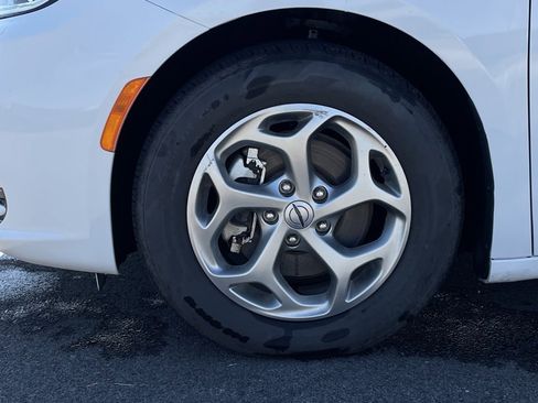 Used 2024 Chrysler Pacifica Limited image 35