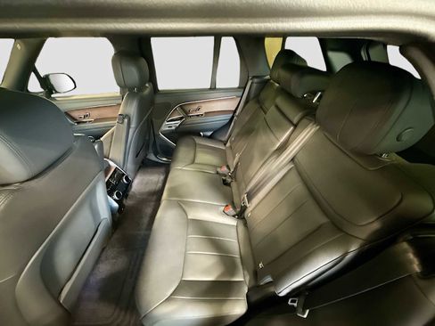 Certified 2025 Land Rover Range Rover SE AWD/4WD image 16