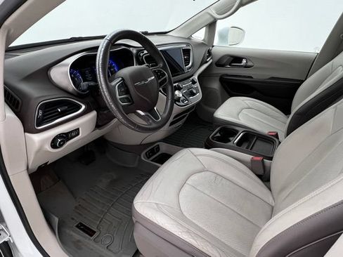 Used 2018 Chrysler Pacifica Touring-L w/ Premium Audio Group FWD image 11