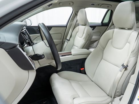 Used 2020 Volvo V60 T5 Cross Country image 13