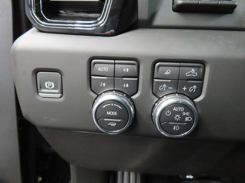 Used 2025 GMC Sierra 2500 AT4 image 46