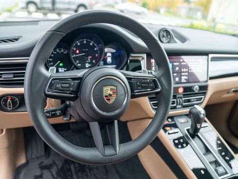 Used 2025 Porsche Macan image 13