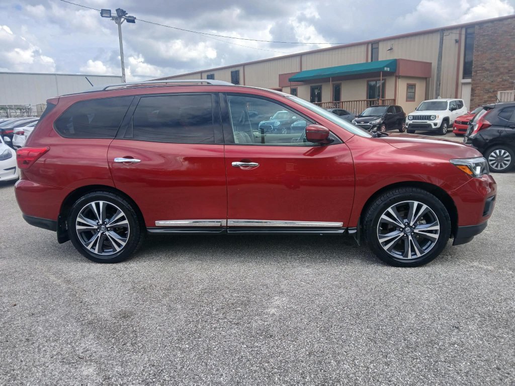 Used 2017 Nissan Pathfinder Platinum w/ Family Entertainment Package FWD image 4