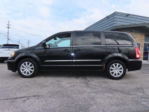 Used 2014 Chrysler Town & Country Touring FWD image 8