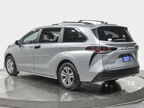 Used 2025 Toyota Sienna XLE w/ XLE Plus Package AWD/4WD image 4