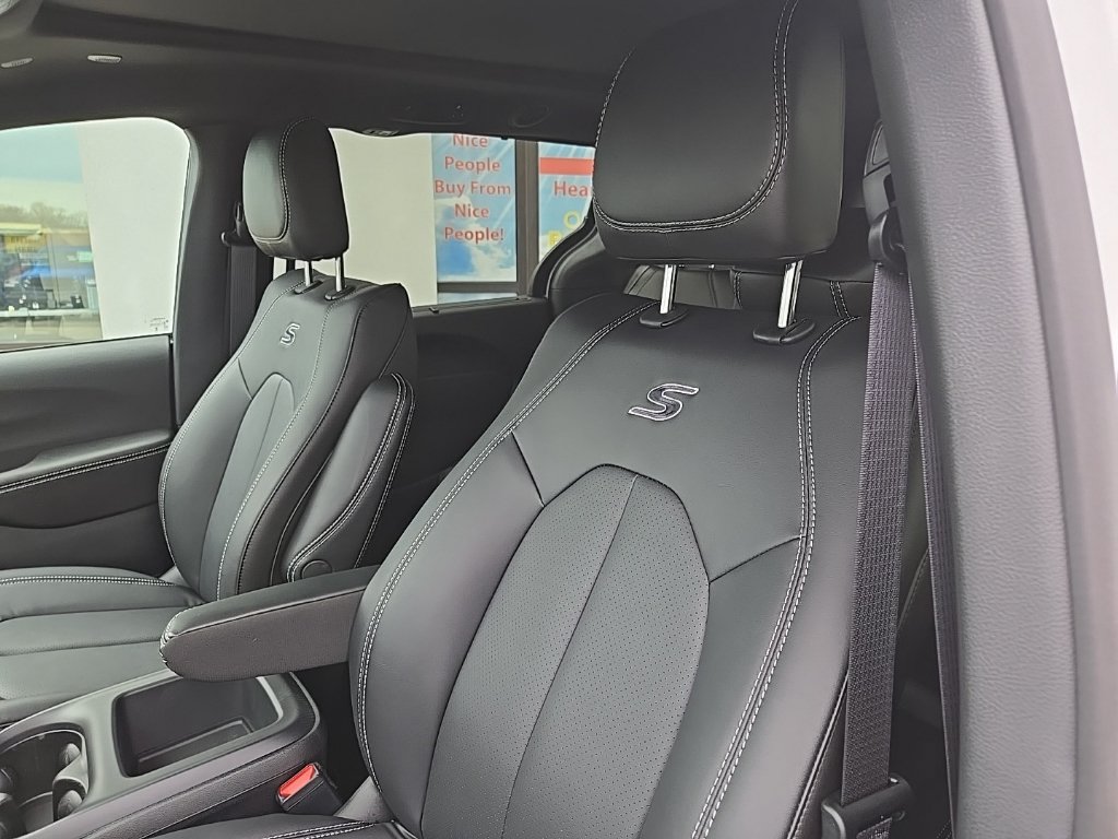 New 2026 Chrysler Pacifica Select w/ S Appearance Package FWD image 33