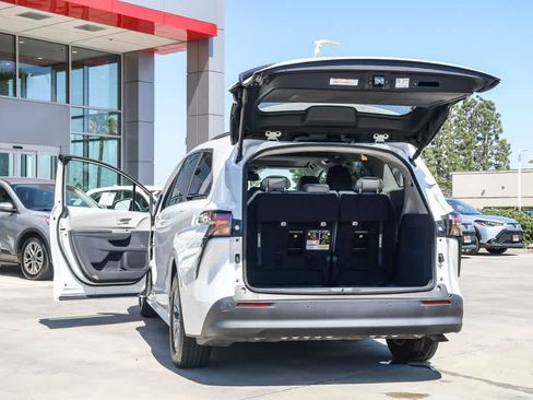 Used 2023 Toyota Sienna XLE FWD image 26