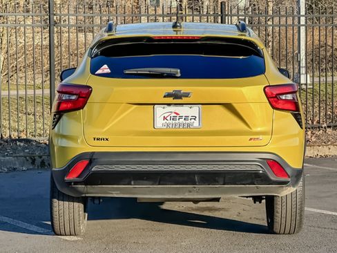 Used 2024 Chevrolet Trax RS w/ Sunroof Package image 4