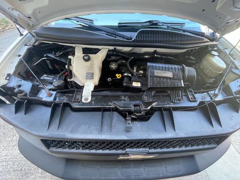 Used 2015 Chevrolet Express 2500 image 30