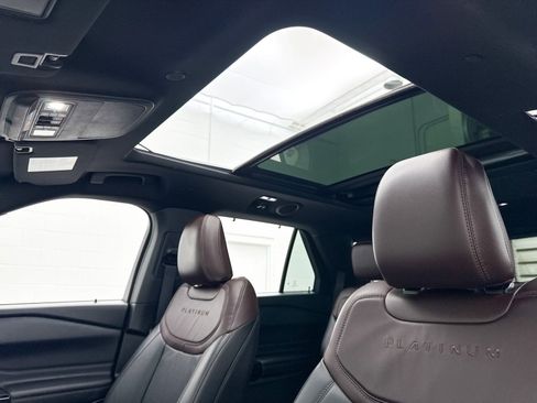 Used 2023 Ford Explorer Platinum w/ Technology Package image 3