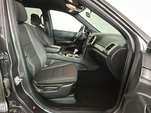 Used 2019 Jeep Grand Cherokee Laredo AWD/4WD image 34