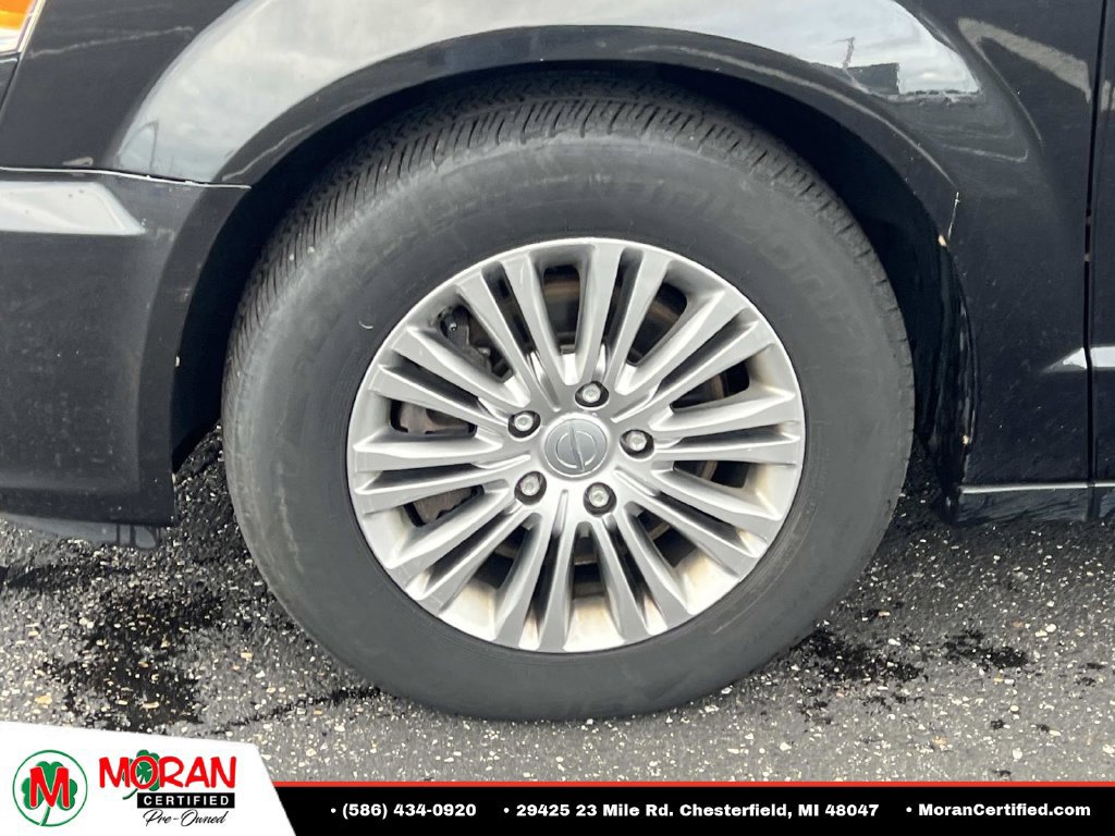 Used 2014 Chrysler Town & Country Touring-L FWD image 9