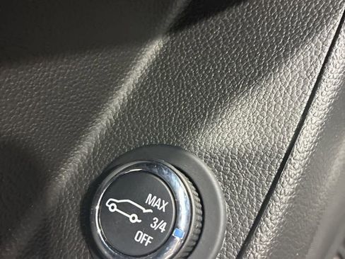 Used 2023 Chevrolet Traverse LT image 17