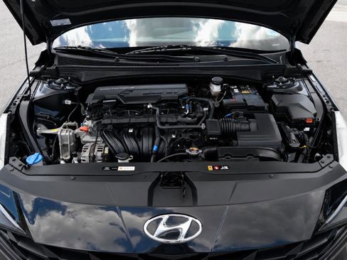 Used 2023 Hyundai Elantra SE FWD image 17