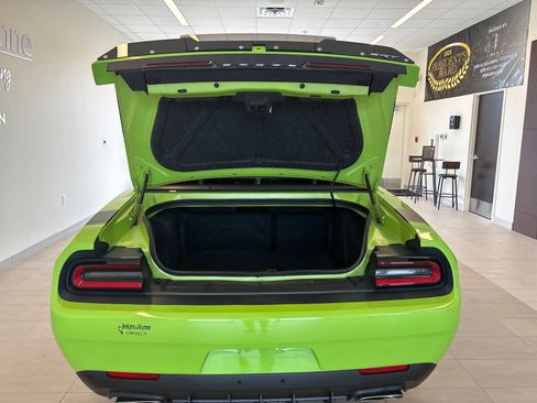 Used 2015 Dodge Challenger SRT w/ Technology Group RWD image 9