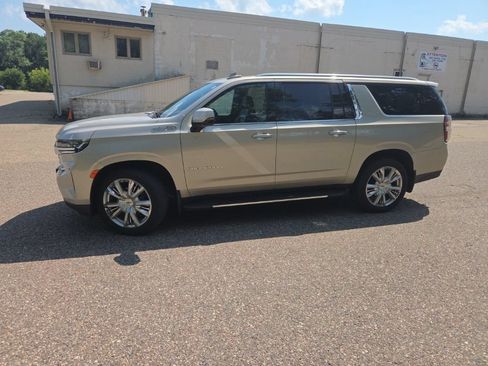 Used 2021 Chevrolet Suburban High Country w/ Max Trailering Package AWD/4WD image 3