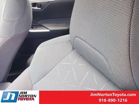 Used 2025 Toyota RAV4 XLE FWD image 16