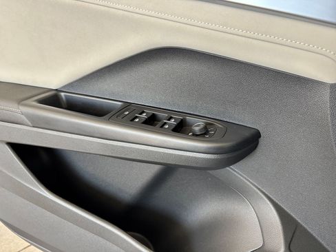 Used 2025 Volkswagen Taos SE image 18