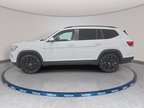 Used 2024 Volkswagen Atlas SE w/ Panoramic Sunroof Package image 9