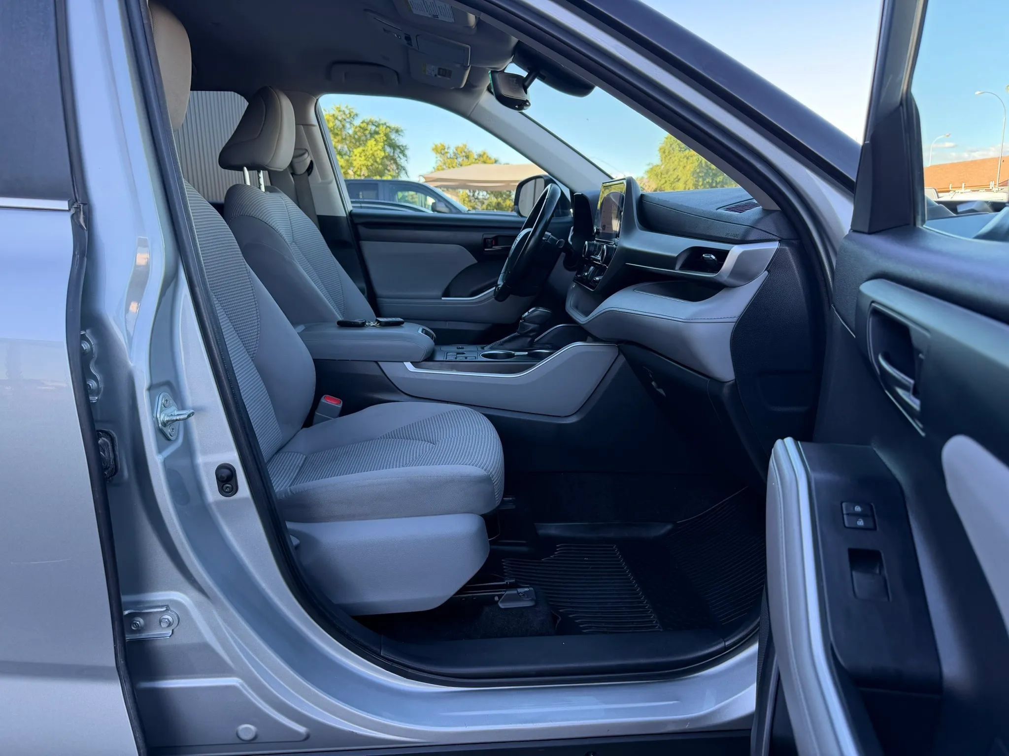 Used 2023 Toyota Highlander LE FWD image 32