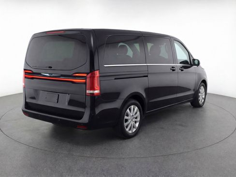 Used 2024 Chrysler Pacifica Touring-L image 9