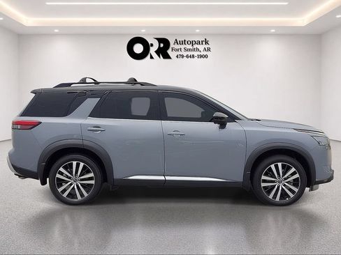 Used 2025 Nissan Pathfinder Platinum FWD image 5