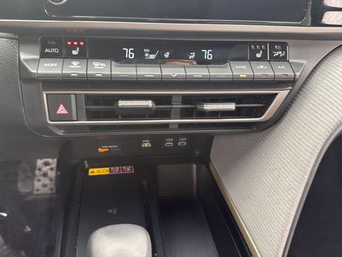 Used 2025 Toyota Camry SE w/ Convenience Package image 37